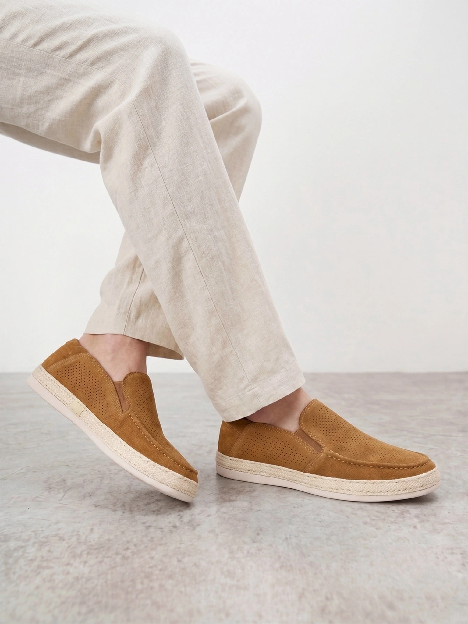 Мокасины коричневого цвета с перфорацией на низкой подошве